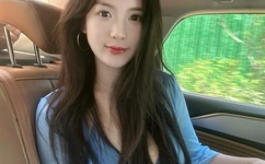 女生迈开腿打扑克又疼又痒